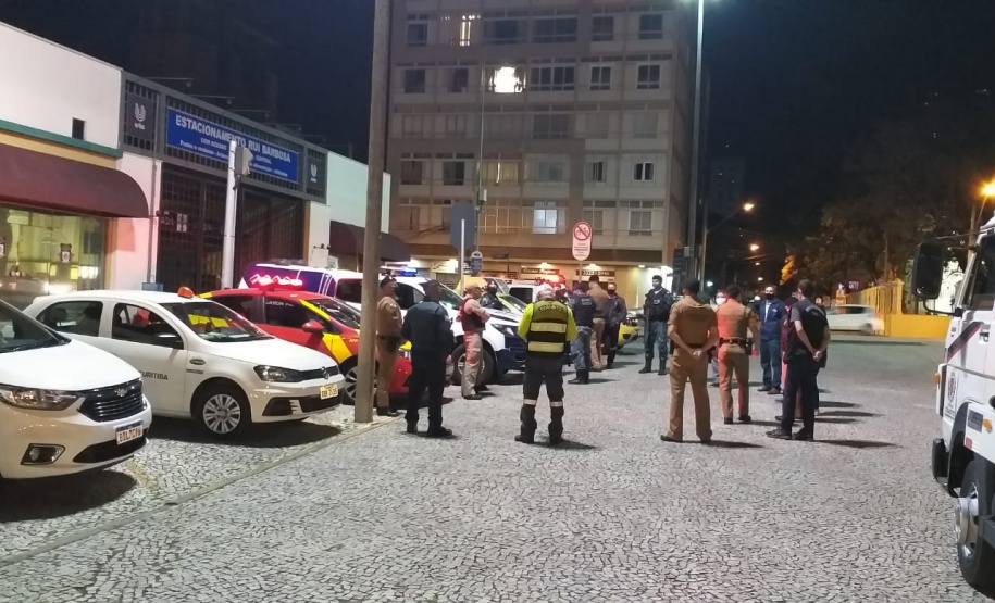 Fiscalização aplica R$ 400 mil em multas a estabelecimentos e dispersa quase 900 pessoas na Capital