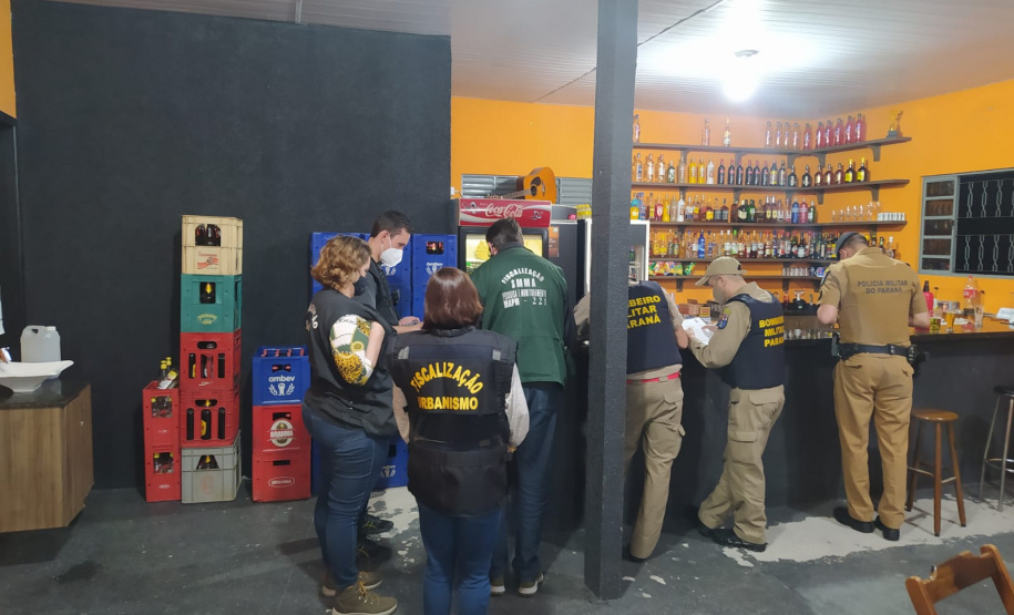 Fiscalização aplica R$ 400 mil em multas a estabelecimentos e dispersa quase 900 pessoas na Capital