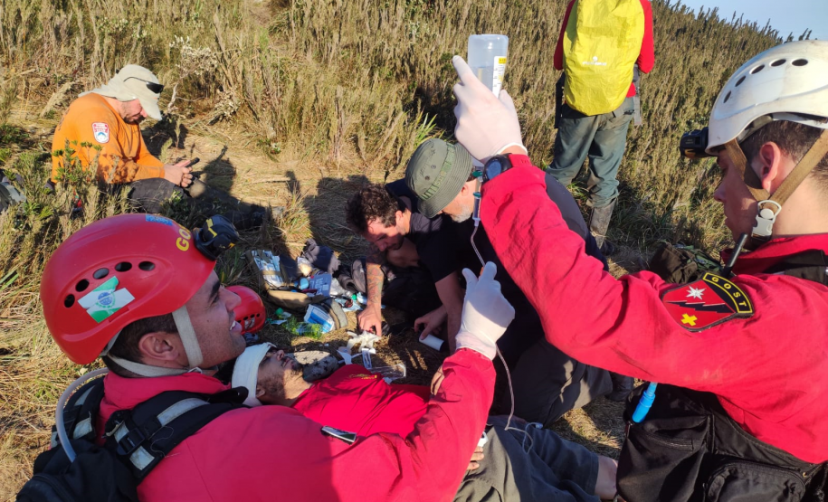 Operação do Corpo de Bombeiros salva homem perdido há seis dias no Pico Paraná