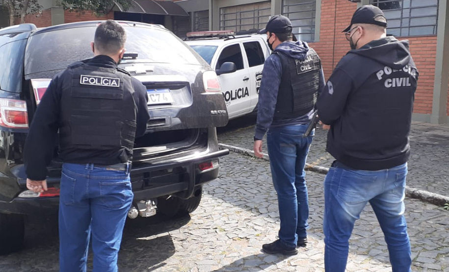 PCPR e PRF apreendem drogas, armas, dinheiro e prendem dois suspeitos na Região Oeste