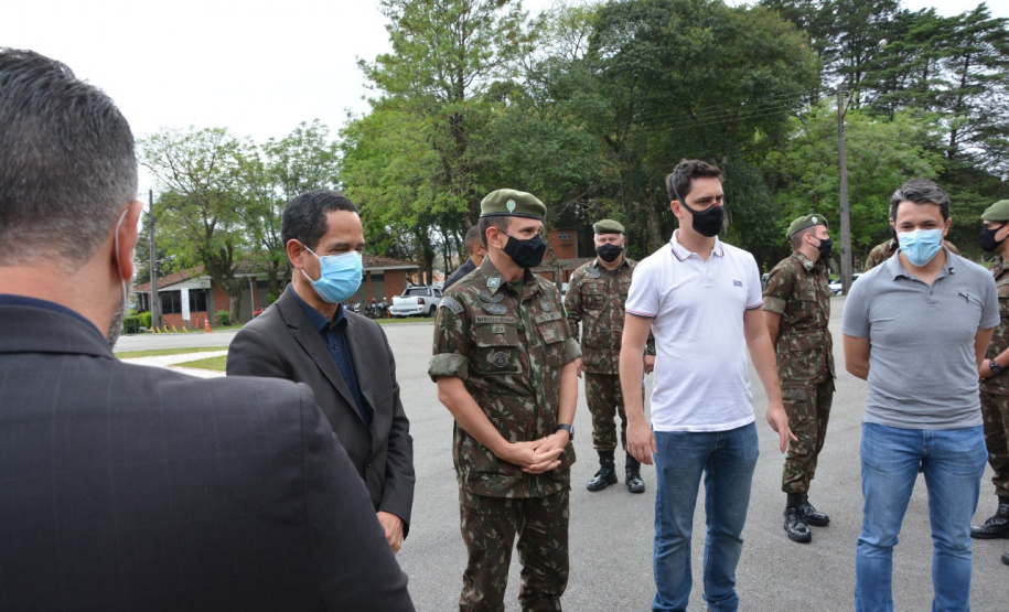 Agentes penitenciários participam de curso do Exército de tiro em fuzil e manutenção de armamento