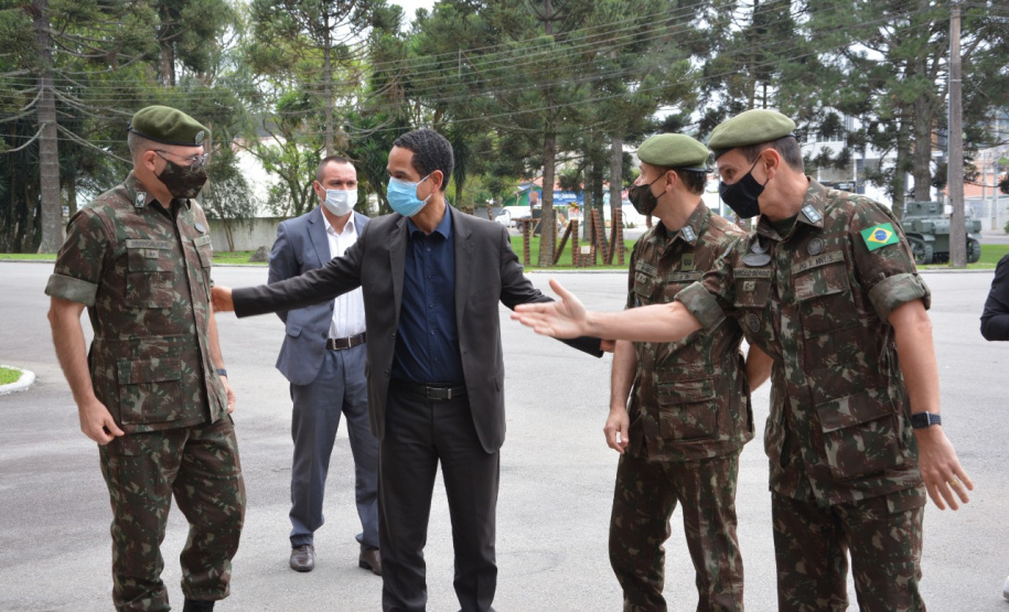 Agentes penitenciários participam de curso do Exército de tiro em fuzil e manutenção de armamento
