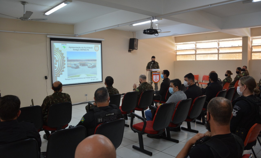 Agentes penitenciários participam de curso do Exército de tiro em fuzil e manutenção de armamento