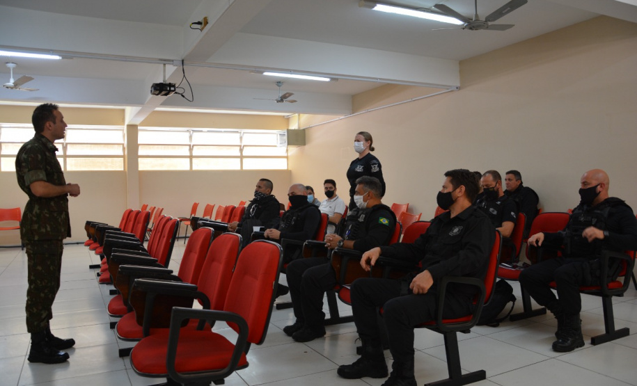 Agentes penitenciários participam de curso do Exército de tiro em fuzil e manutenção de armamento