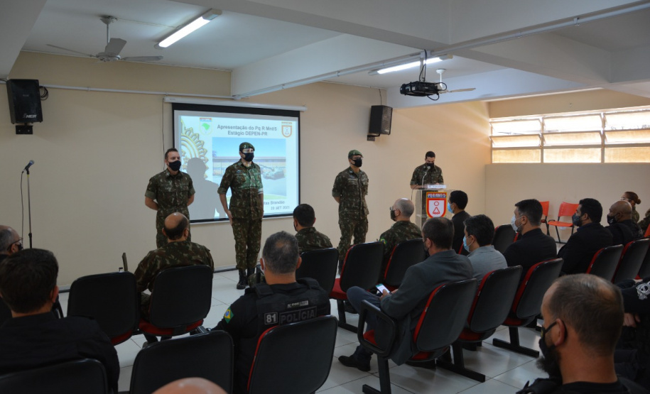 Agentes penitenciários participam de curso do Exército de tiro em fuzil e manutenção de armamento