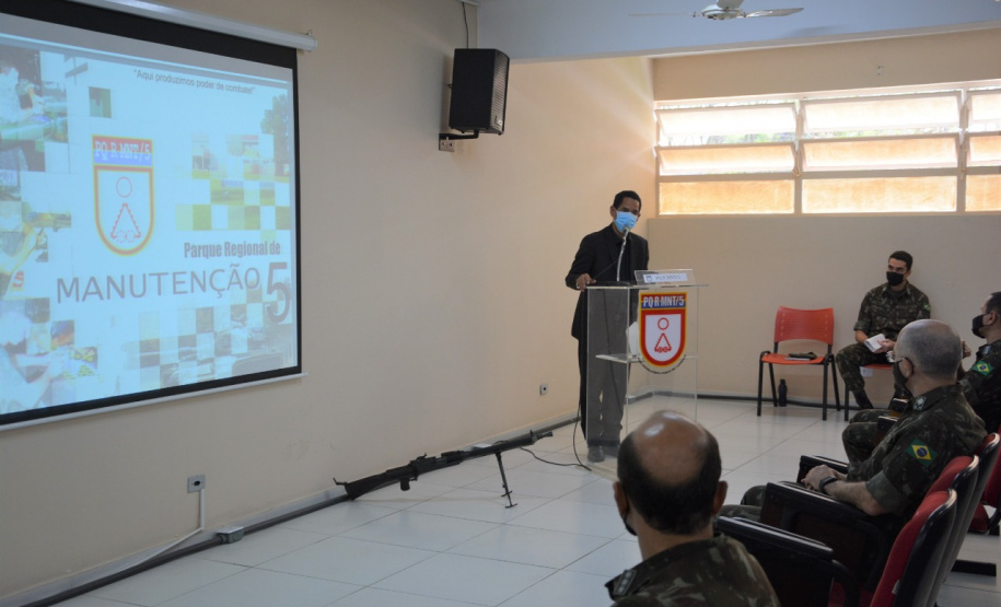 Agentes penitenciários participam de curso do Exército de tiro em fuzil e manutenção de armamento