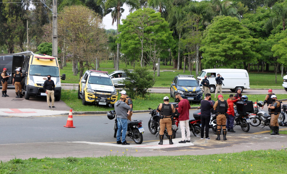 Polícia Militar participa de blitz educativa integrada da Semana Nacional do Trânsito na Linha Verde em Curitiba