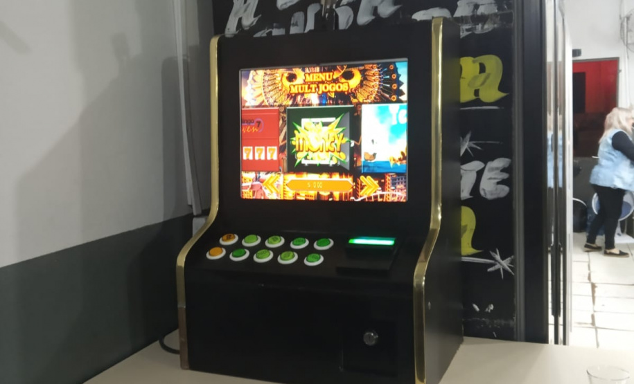 AIFU apreende cigarros e 16 máquinas caça-níqueis em Curitiba