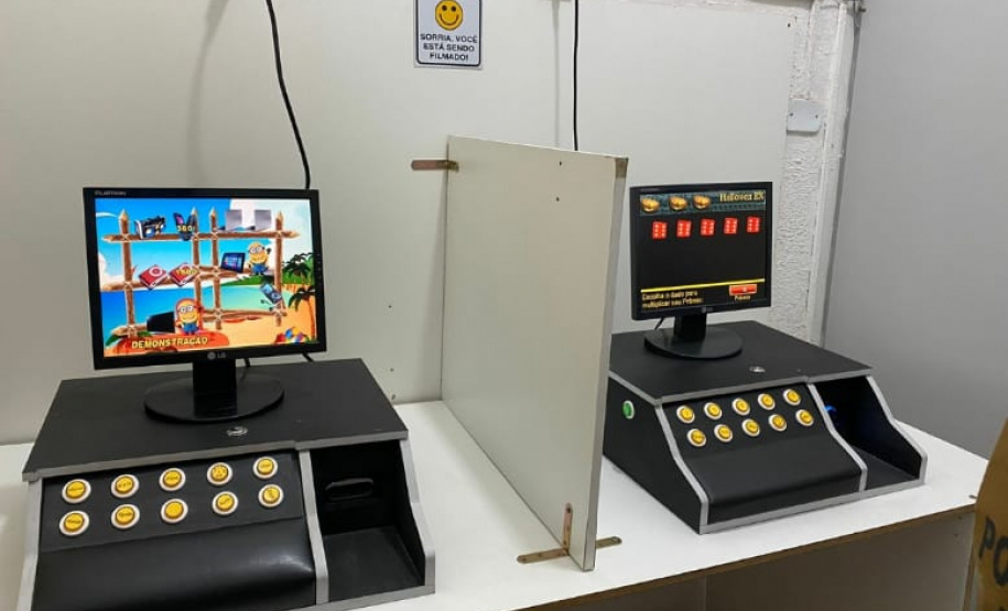 AIFU apreende cigarros e 16 máquinas caça-níqueis em Curitiba