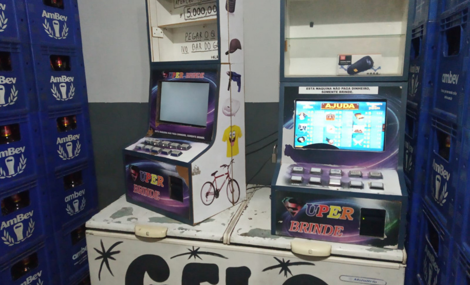 AIFU apreende cigarros e 16 máquinas caça-níqueis em Curitiba