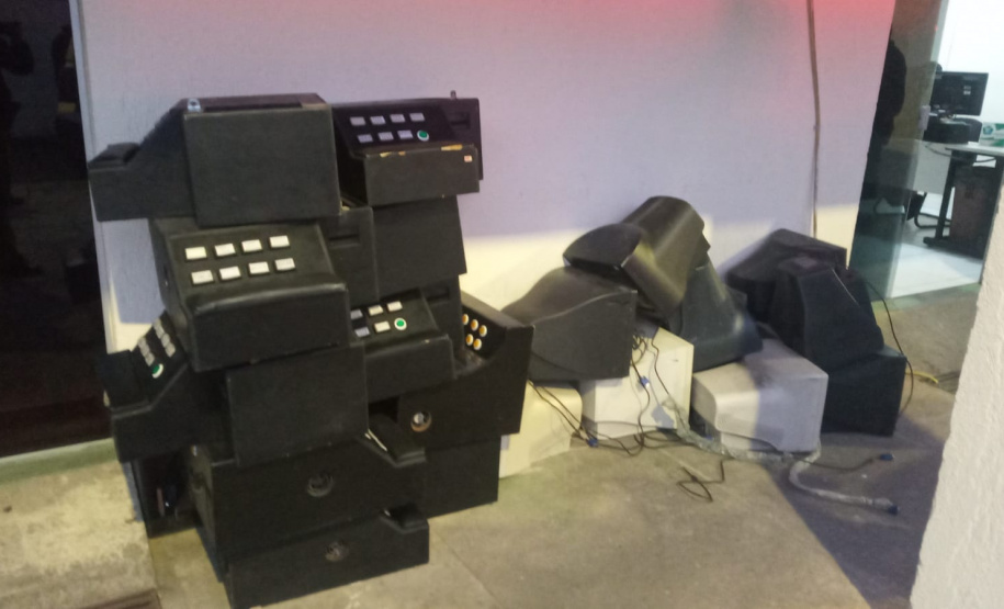 AIFU apreende cigarros e 16 máquinas caça-níqueis em Curitiba