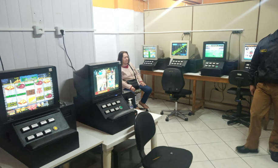 AIFU apreende cigarros e 16 máquinas caça-níqueis em Curitiba