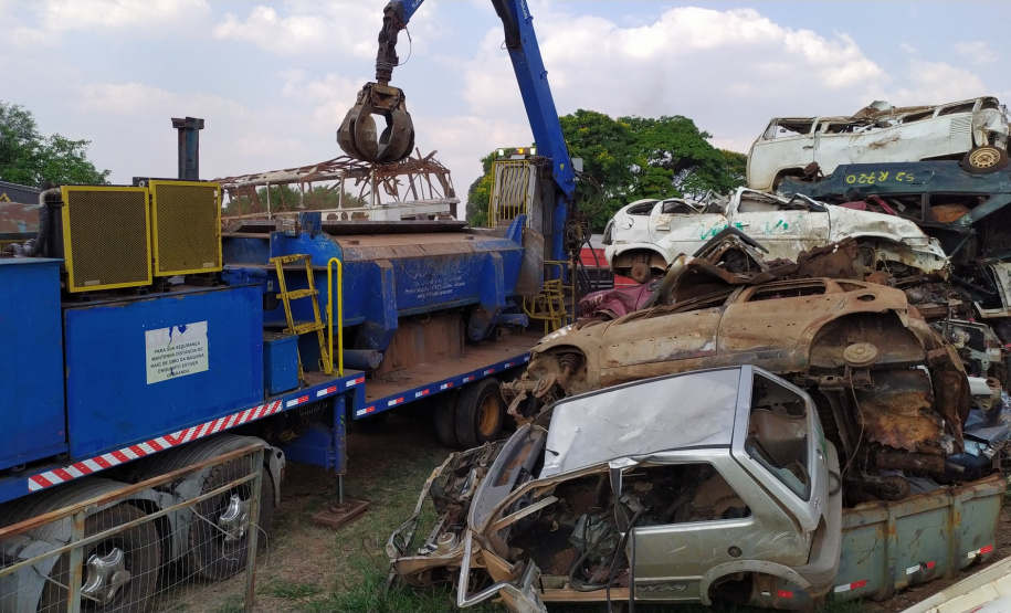 Polícia Civil remove 277 veículos de pátio de armazenamento em Cascavel