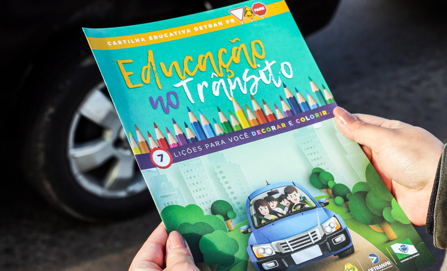 Durante blitz educativa, BPTran distribui cartilhas e bafômetros descartáveis para motoristas em Curitiba