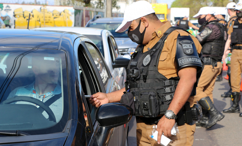 Durante blitz educativa, BPTran distribui cartilhas e bafômetros descartáveis para motoristas em Curitiba