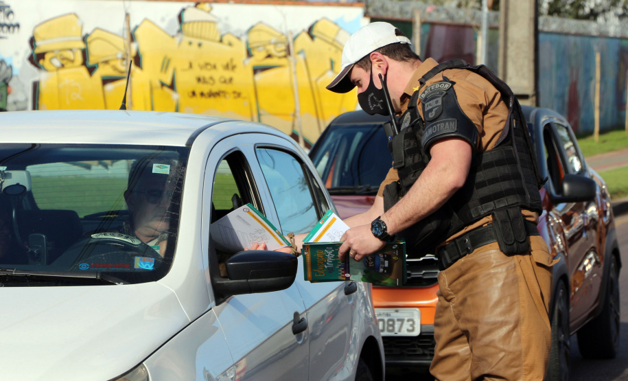 Durante blitz educativa, BPTran distribui cartilhas e bafômetros descartáveis para motoristas em Curitiba