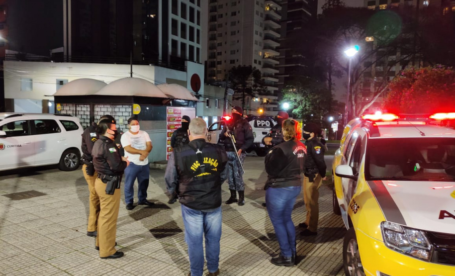 Fiscalização integrada flagra pontos comerciais com excesso de público em Curitiba