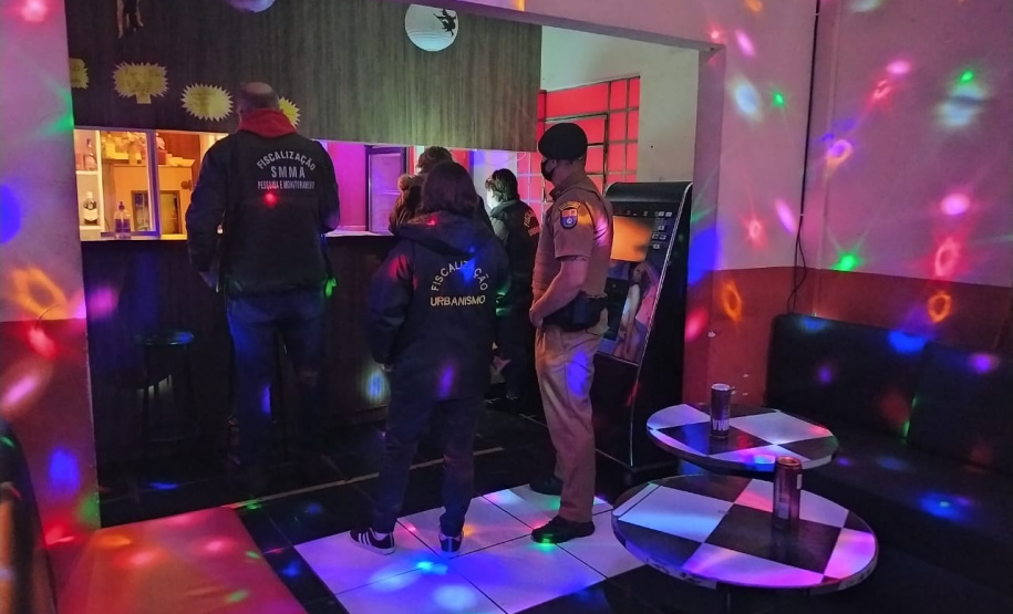 AIFU fecha três estabelecimentos e aplica 14 autuações em Curitiba