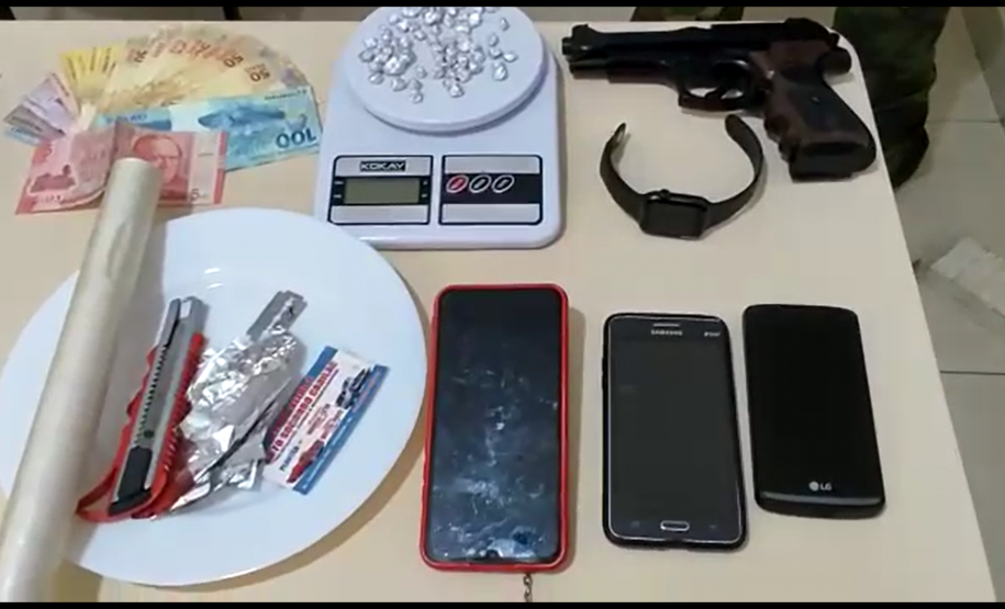 BPFron prende duas pessoas e apreende cigarros, produtos contrabandeados e 57 pedras de crack no Oeste do estado