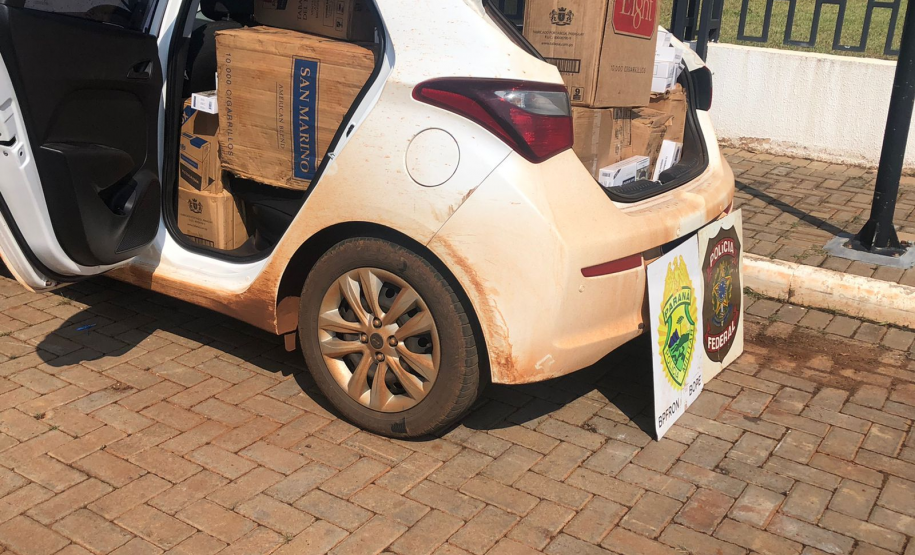 BPFron prende duas pessoas e apreende cigarros, produtos contrabandeados e 57 pedras de crack no Oeste do estado