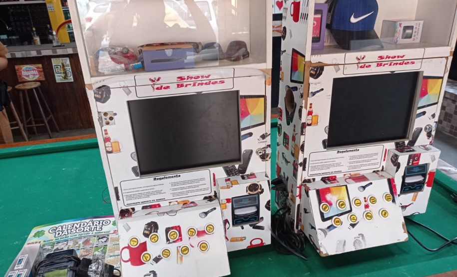 Fiscalizações da AIFU resultam na apreensão de nove máquinas caça-níquel e de jogo do bicho em Curitiba