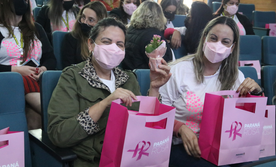 Servidoras e prestadoras de serviço vinculadas à Sesp participam da Campanha Paraná Rosa