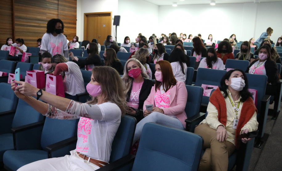 Servidoras e prestadoras de serviço vinculadas à Sesp participam da Campanha Paraná Rosa