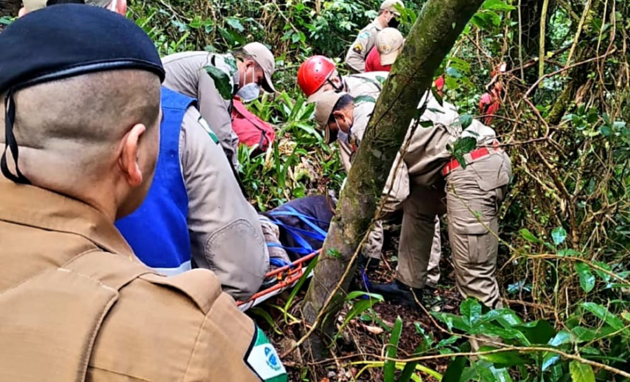 Homem é resgatado por equipes da Polícia Militar e do Siate após se ferir durante trilha no Morro do Boi, em Matinhos (PR)
