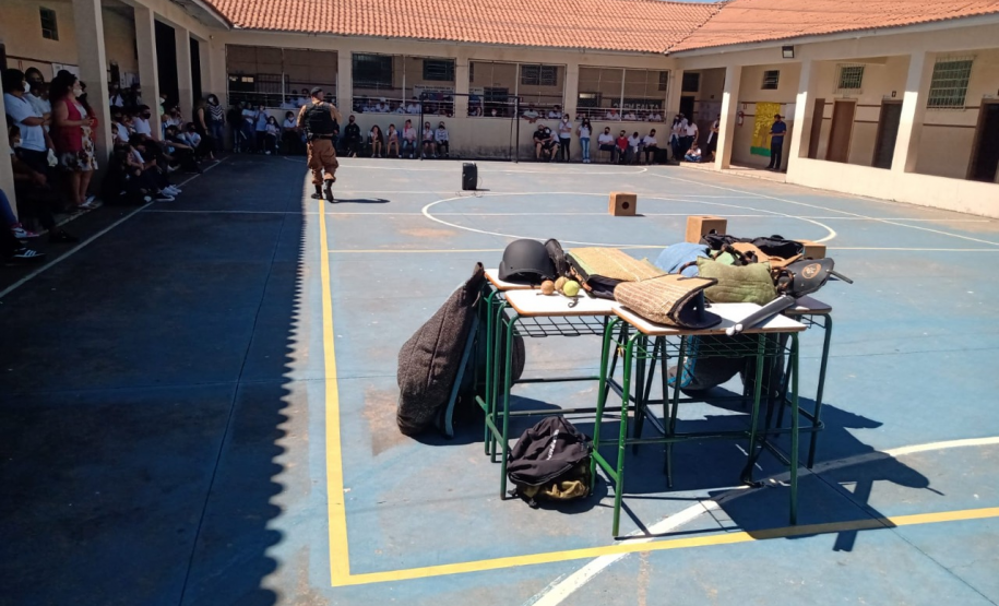 Equipe de Operações com Cães participa de atividade em colégio em Santo Antônio da Platina (PR)