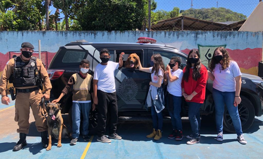 Equipe de Operações com Cães participa de atividade em colégio em Santo Antônio da Platina (PR)