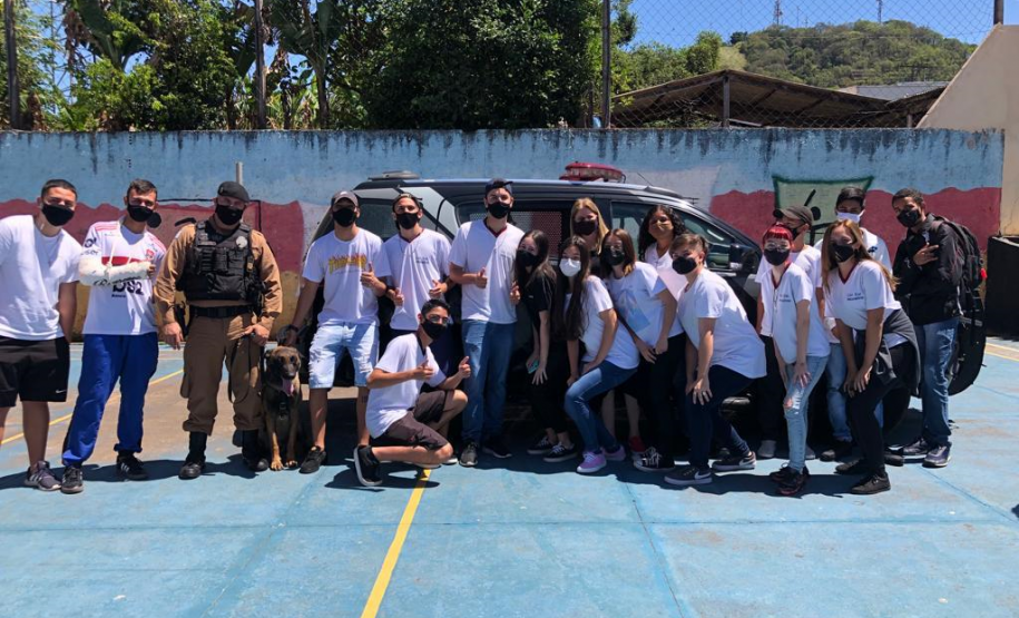 Equipe de Operações com Cães participa de atividade em colégio em Santo Antônio da Platina (PR)