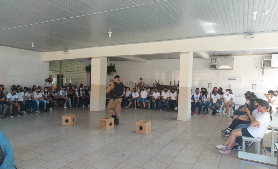 Equipe de Operações com Cães participa de atividade em colégio em Santo Antônio da Platina (PR)
