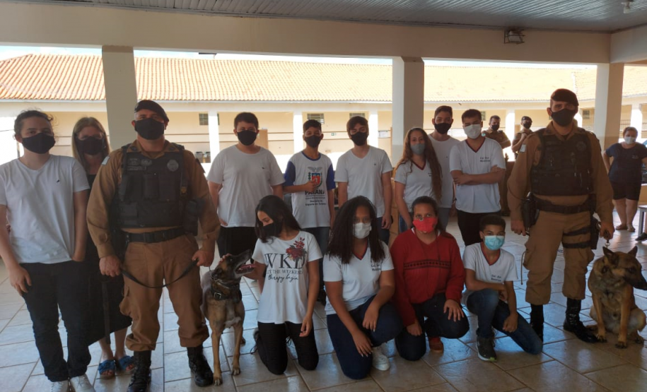 Equipe de Operações com Cães participa de atividade em colégio em Santo Antônio da Platina (PR)