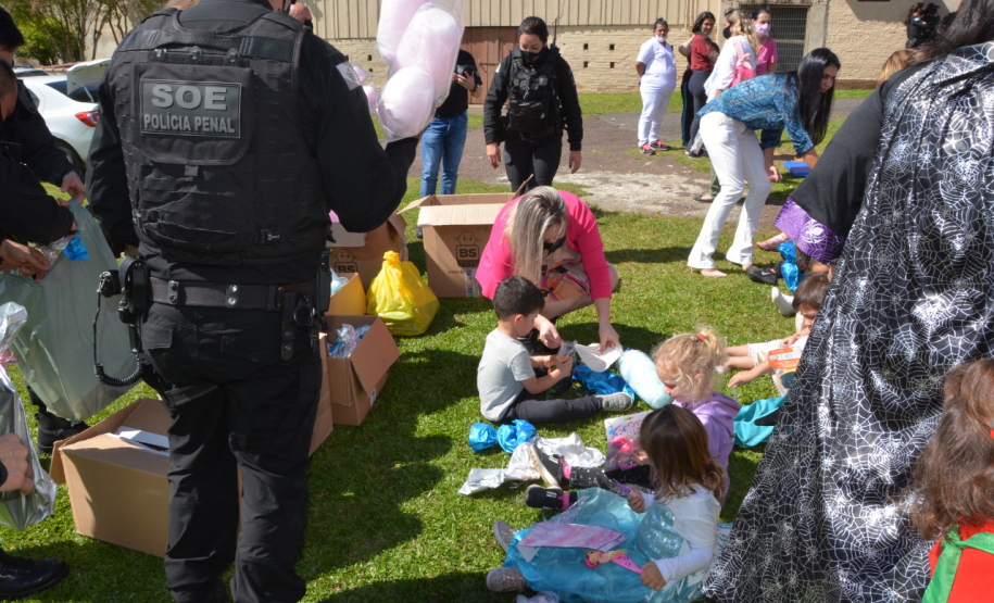 Depen-PR organiza campanha e entrega brinquedos para crianças em Piraquara