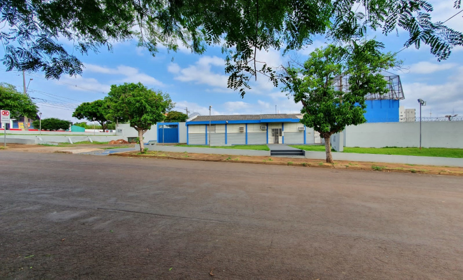 Presos da Cadeia Pública de Ibiporã trabalham na pintura e revitalização da unidade