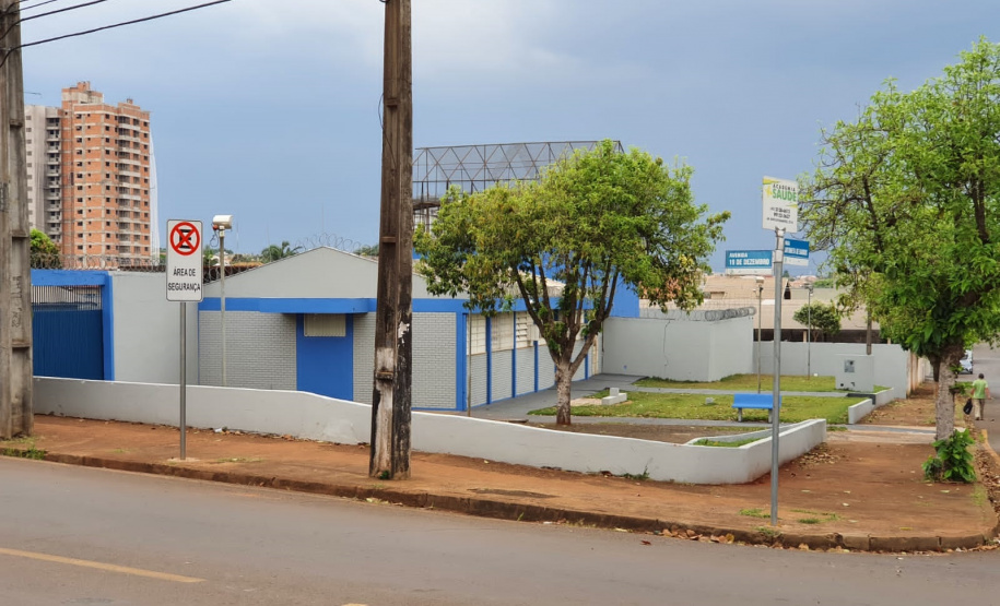 Presos da Cadeia Pública de Ibiporã trabalham na pintura e revitalização da unidade