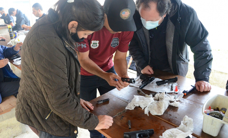 Polícia Civil promove, em Curitiba, cursos de atualização de armamento e tiro