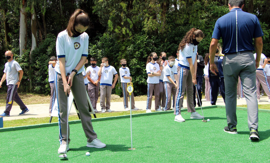Colégio da Polícia Militar inaugura pista de golfe para alunos em Curitiba