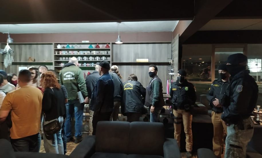 Força-tarefa aplica multas e apreende materiais contrabandeados em Curitiba