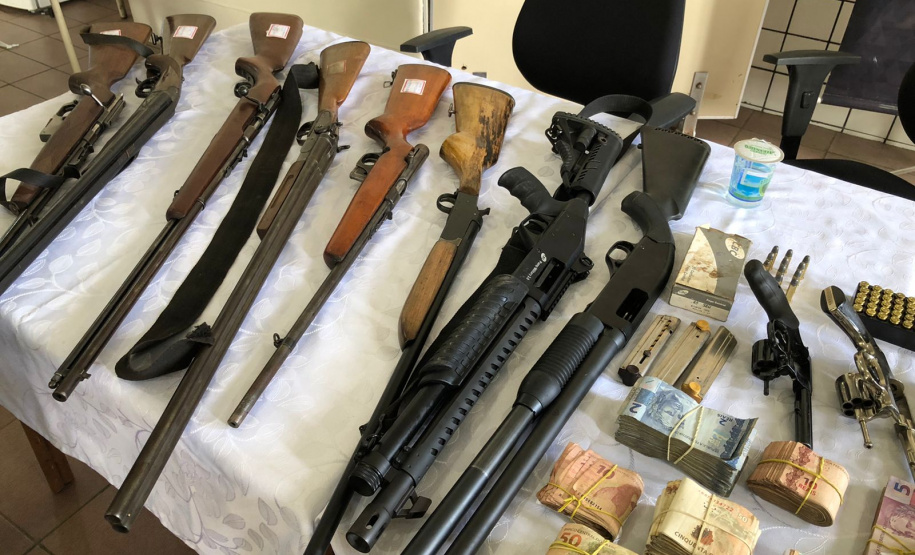 PM cumpre 41 mandados e apreende armas e carros de luxo na RMC e Litoral