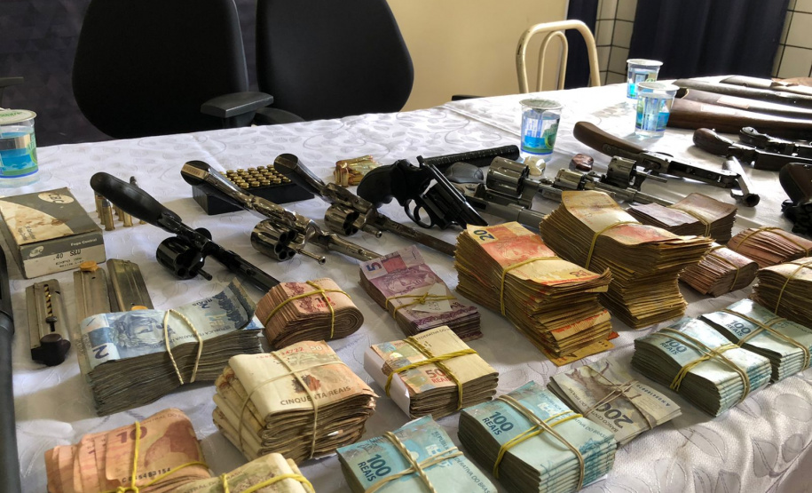 PM cumpre 41 mandados e apreende armas e carros de luxo na RMC e Litoral