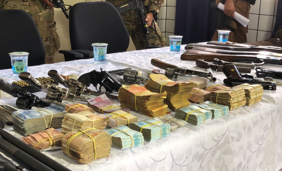 PM cumpre 41 mandados e apreende armas e carros de luxo na RMC e Litoral