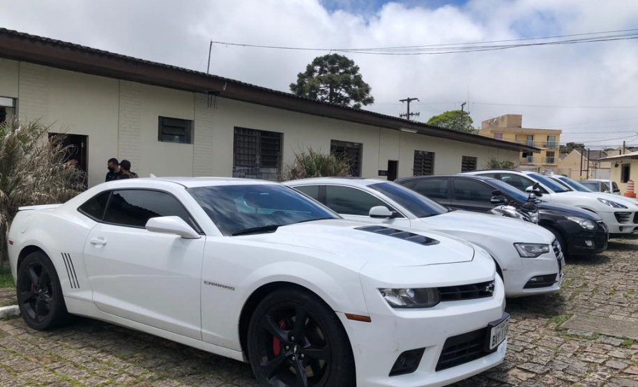 PM cumpre 41 mandados e apreende armas e carros de luxo na RMC e Litoral