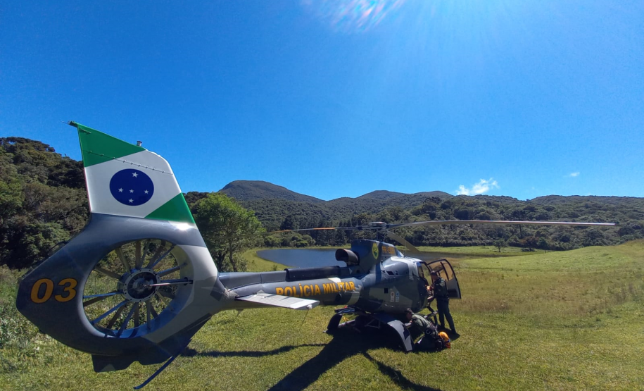 Uma operação que envolveu equipes do Grupo de Operações de Socorro Tático (GOST) do Corpo de Bombeiros, e do Batalhão de Polícia Militar de Operações Aéreas (BPMOA), socorreu um homem que sofreu uma queda no Morro do Pão de Ló, na cidade de Quatro Barras (PR), neste domingo (21/11). A vítima foi levada ao Hospital Cajuru.  A primeira equipe a chegar no local do acidente foi do GOST, que imediatamente adotou os primeiros socorros à vítima. Por se tratar de um ponto de difícil acesso, foi solicitado apoio do