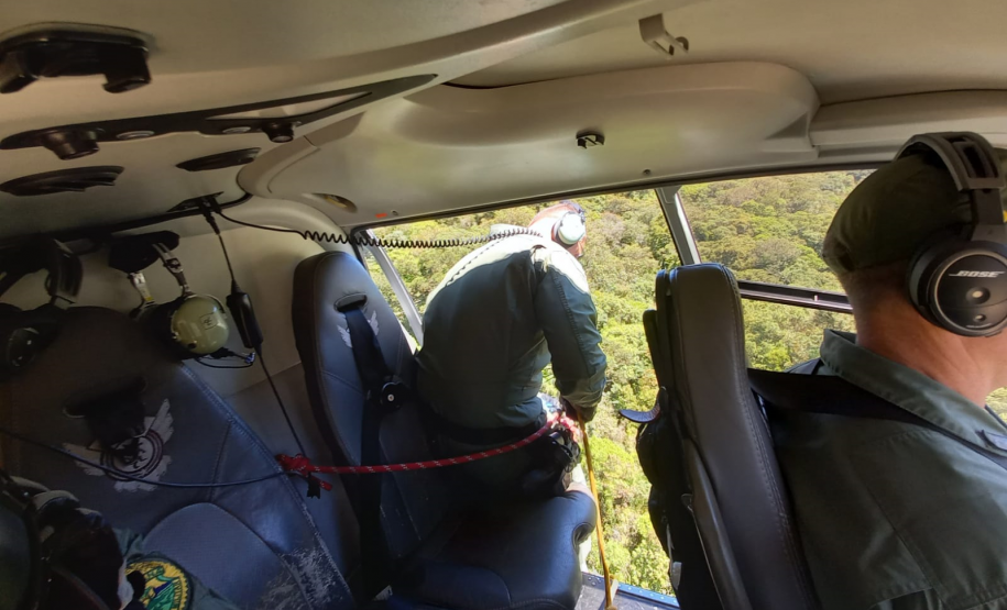 Uma operação que envolveu equipes do Grupo de Operações de Socorro Tático (GOST) do Corpo de Bombeiros, e do Batalhão de Polícia Militar de Operações Aéreas (BPMOA), socorreu um homem que sofreu uma queda no Morro do Pão de Ló, na cidade de Quatro Barras (PR), neste domingo (21/11). A vítima foi levada ao Hospital Cajuru.  A primeira equipe a chegar no local do acidente foi do GOST, que imediatamente adotou os primeiros socorros à vítima. Por se tratar de um ponto de difícil acesso, foi solicitado apoio do