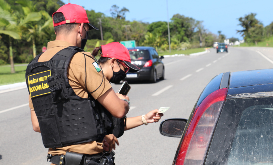Polícia Rodoviária utiliza cães de faro contra o tráfico de drogas no Litoral
