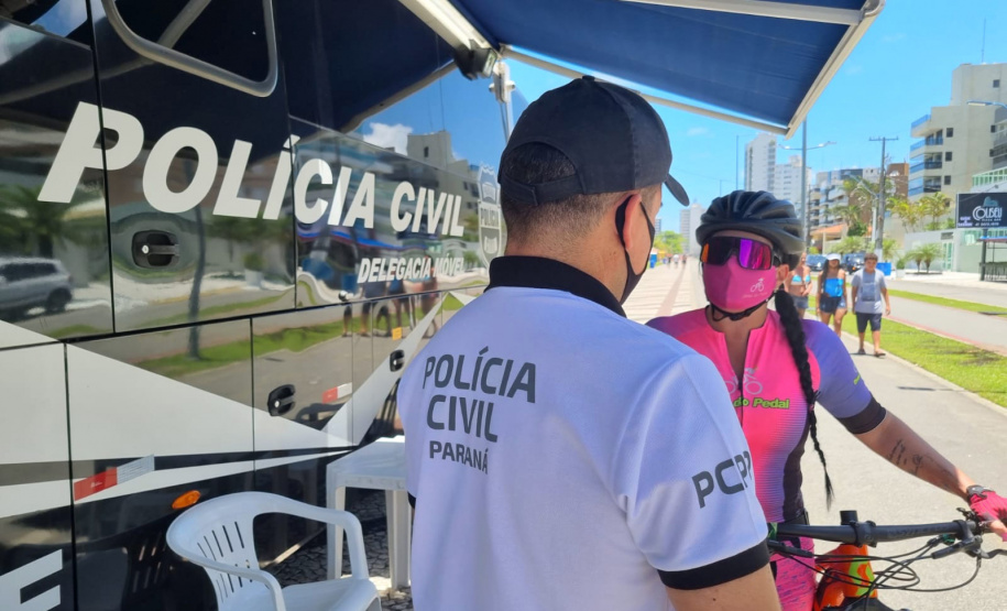 Os policiais civis estão à disposição no ônibus, realizando atendimentos como a confecção de boletins de ocorrência e orientações quanto à atribuição da polícia judiciária.