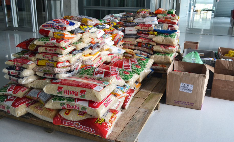 Mais de uma tonelada de alimentos é arrecadada com a Operação Gol promovida por integrantes da Segurança Pública