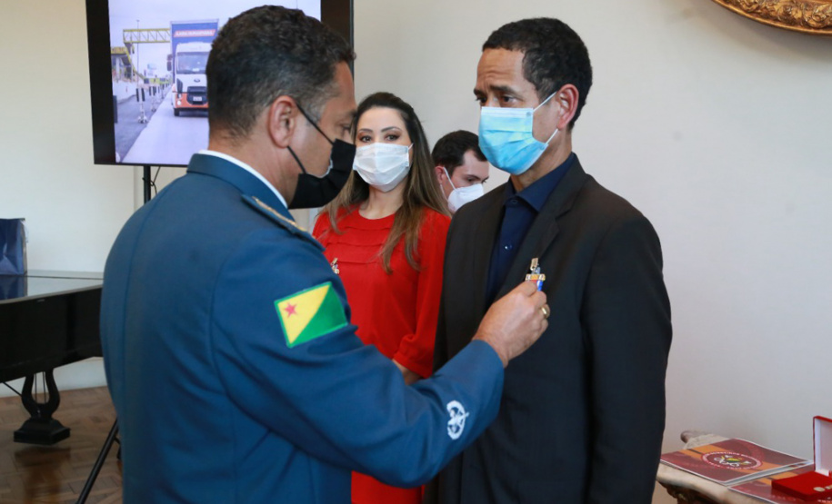 Secretário Marinho recebe medalha Mérito de Defesa Civil-Vale do Acre