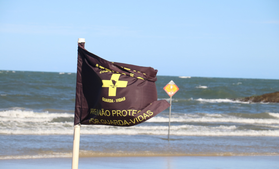 Homem se afoga fora de área protegida e é resgatado pelos bombeiros em Pontal do Paraná